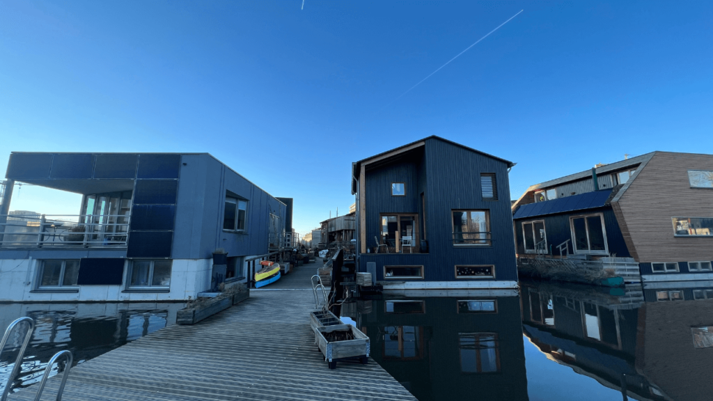 オランダの運河に浮かぶ!サステナブルな水上住宅 Schoonschip